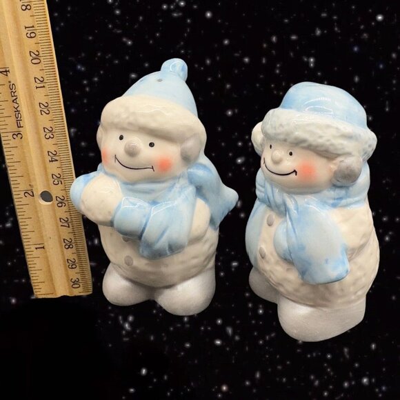 Ceramic Salt and Pepper Shaker Set 2 pcs Christmas Snowman Wearing Clothes 4”T - Picture 5 of 8